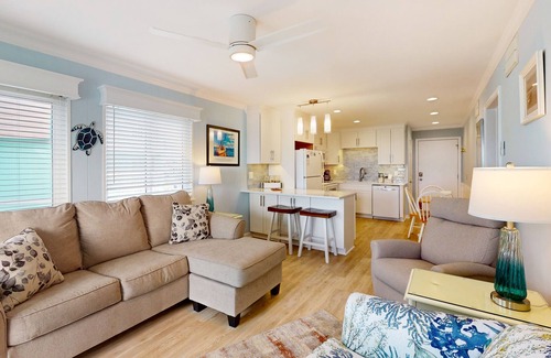 Morehead City Condo | Second-Floor, Ocean View Condo with Balcony, WiFi, Washer/Dryer & Shared Pool