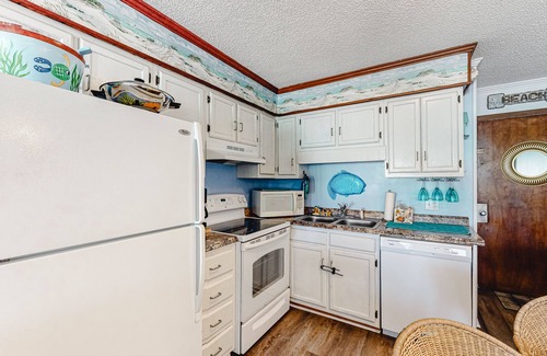 Morehead City Condo | Second-Floor, Ocean View Condo with a Balcony, WiFi & Shared Pool/Grills