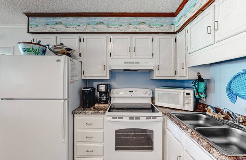 Morehead City Condo | Second-Floor, Ocean View Condo with a Balcony, WiFi & Shared Pool/Grills