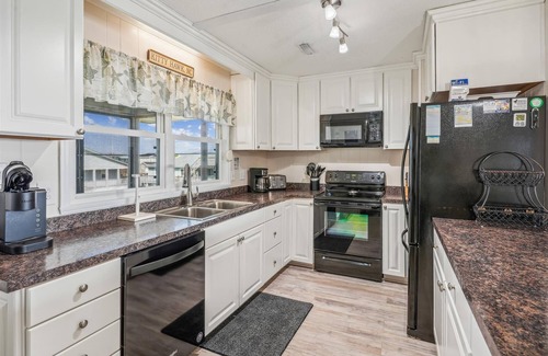 Kitty Hawk House | SEMI OCEANFRONT, unobstructed views, private access! HotTub! Completely updated!