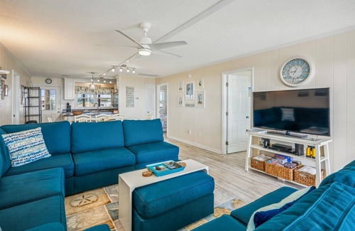 Kitty Hawk House | SEMI OCEANFRONT, unobstructed views, private access! HotTub! Completely updated!