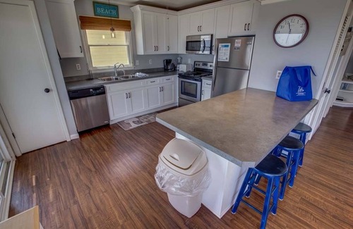 Colington House | Shades of Blue | Oceanfront | Dog Friendly, Hot Tub | Kill Devil Hills