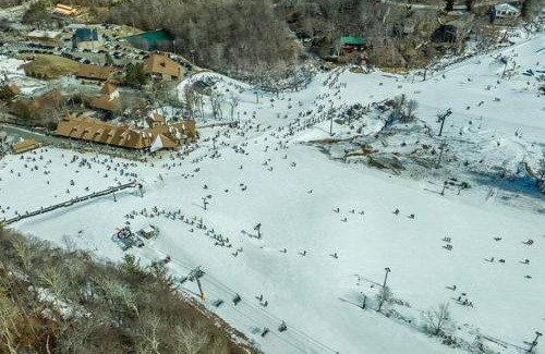 Beech Mountain House | SKI IN/OUT Beech Mtn Views 5 BR House w/Hot Tub