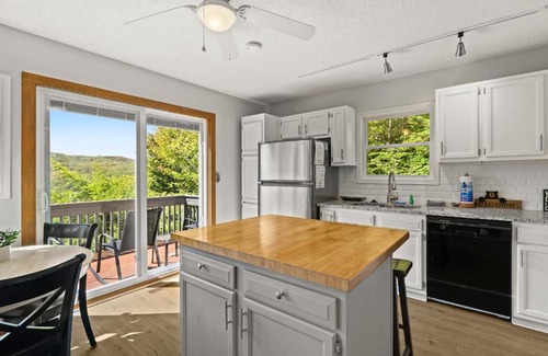 Beech Mountain House | Ski Lodge with Views 3BR Sleeps 8 Close to Slopes