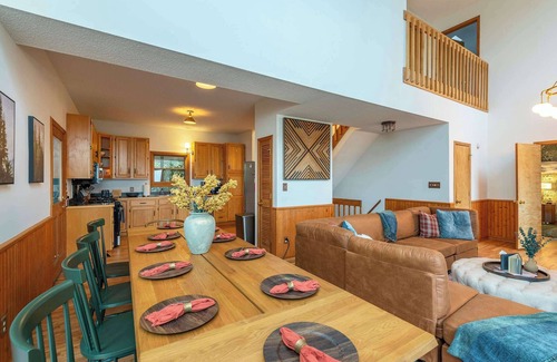 Fairview House | Sleeps 20! Hot Tub~Outdoor Theater~Putt Putt~Games