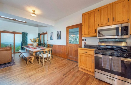 Fairview House | Sleeps 20! Hot Tub~Outdoor Theater~Putt Putt~Games