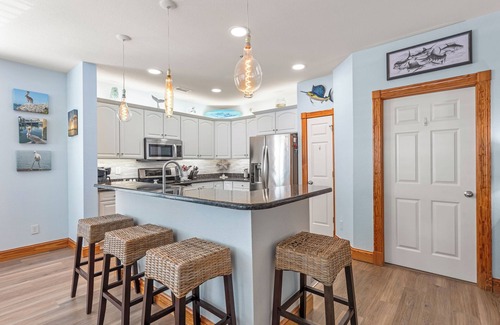 Manteo Condo | Slip 111: Harbor Front | Ensuite Bedroom