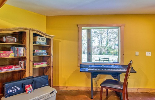 Sylva Cabin | Slps 24;12m town;7acre; huge yard; theatre+gmroom!
