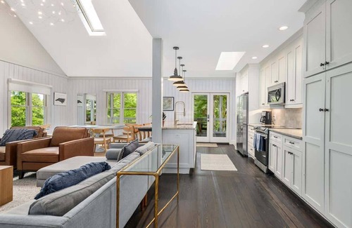 Saluda House | Spacious 3BR Cottage w/Epic Patio | Walk to Town