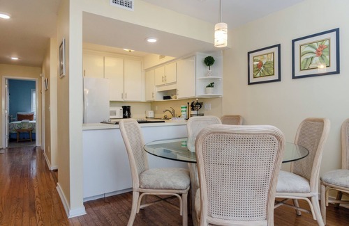 Wrightsville Beach House | Spacious 3BR Townhome 1 Block to Johnnie Mercers!