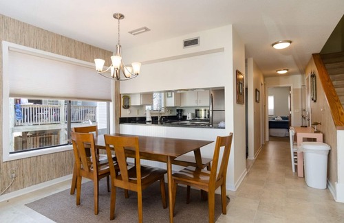 Wrightsville Beach House | Spacious 3BR Townhome 1 Block to Johnnie Mercers!