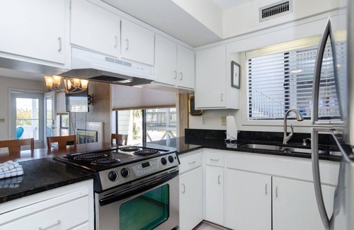 Wrightsville Beach House | Spacious 3BR Townhome 1 Block to Johnnie Mercers!