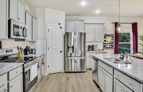 Sunset Road House | Spacious 4-bedroom house with BBQ and Games in Charlotte