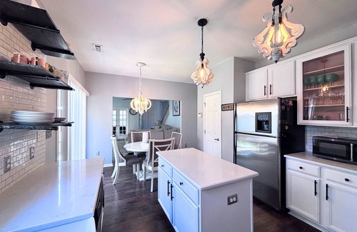 Charlotte House | Spacious Home Near 🚉 , Uptown, 🏈, ⚽, ⚾, PNC Pavilion, 🏁, UNCC & Airport!