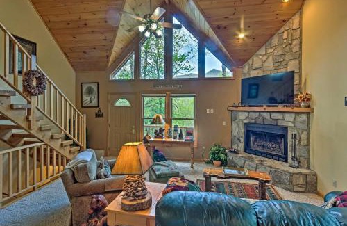 Sherwood Forest House | Spacious Maggie Valley Cabin with Hot Tub and MTN View