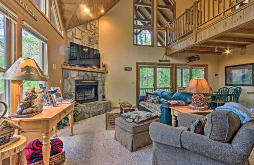 Sherwood Forest House | Spacious Maggie Valley Cabin with Hot Tub and MTN View