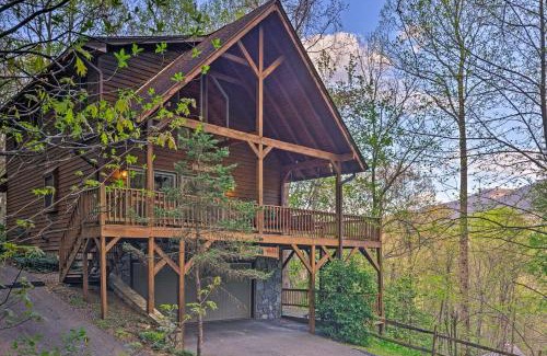 Sherwood Forest House | Spacious Maggie Valley Cabin with Hot Tub and MTN View