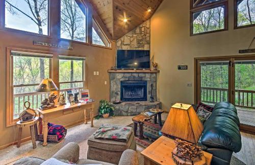 Sherwood Forest House | Spacious Maggie Valley Cabin with Hot Tub and MTN View