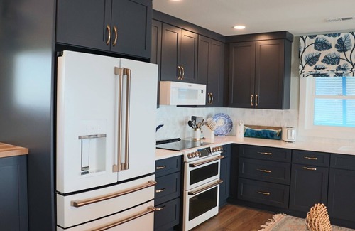 Emerald Isle House | Stay ‘Content’ In This Pet-Friendly 3BR With Views & Coastal Vibe