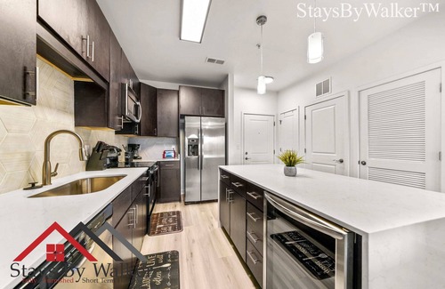 Cherry Condo | StaysByWalker Midtown 2BR King Bed-Prime Location!