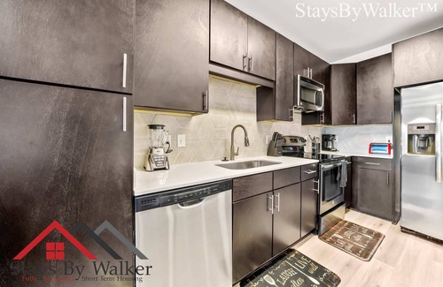 Cherry Condo | StaysByWalker Midtown 2BR King Bed-Prime Location!
