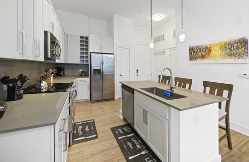 Second Ward Condo | StaysByWalker Uptown 2BR KingBeds/Gym/Parking/Desk