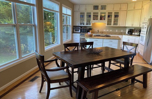 Swannanoa House | Stunning Mtn Home Minutes to Downtown Asheville Spacious Fireplace Family Games