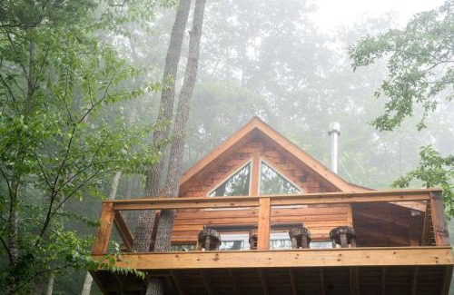 Canton House | Stunning Pet-Friendly Treehouse for Relaxing Glamping Retreats in North Carolina