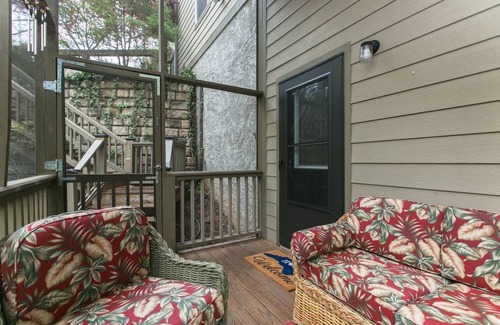 Historic Montford Apartment | Stylish Studio in the Trees - Montford