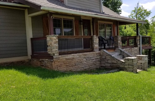 Woodfin House | Summer House Across From French Broad River With 6 Free Tubes For Guests!