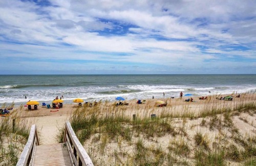 Carolina Beach House | SUNSALTSAND Lakefront 2BR Condo Sleeps 6 Beachview