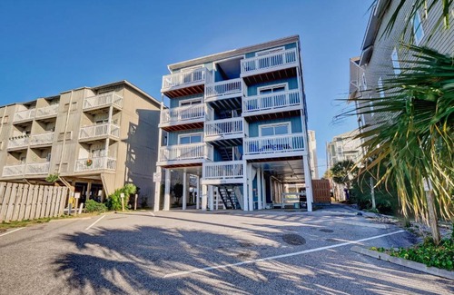 Carolina Beach House | SUNSALTSAND Lakefront 2BR Condo Sleeps 6 Beachview