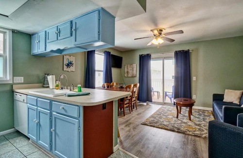 Carolina Beach House | SUNSALTSAND Lakefront 2BR Condo Sleeps 6 Beachview