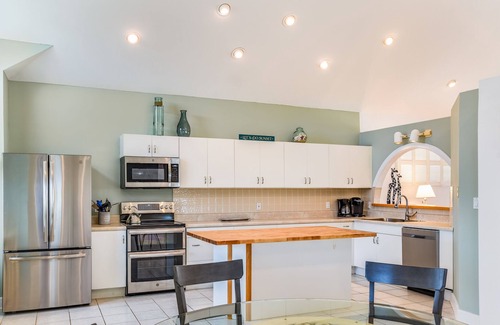 Nags Head House | Sunset Sanctuary: Soundfront, Spectacular Sunsets!