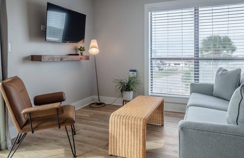 Yaupon Beach Condo | The Beach House at Oak island 201: 2BR Apartment King, King, QSS