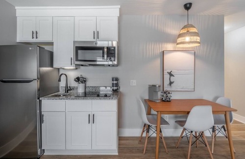 Yaupon Beach Condo | The Beach House at Oak Island 204: 1BR Apartment King + QSS