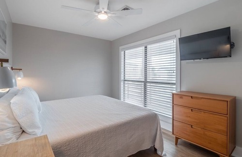 Yaupon Beach Condo | The Beach House at Oak Island 204: 1BR Apartment King + QSS