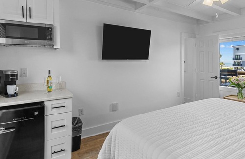 Yaupon Beach Condo | The Beach House at Oak Island 210: King Suite