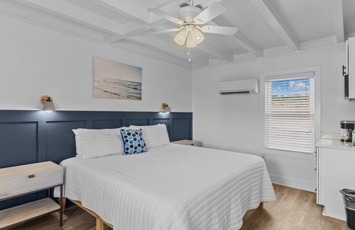 Yaupon Beach Condo | The Beach House at Oak Island 210: King Suite