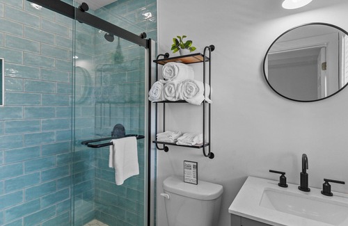 Yaupon Beach Condo | The Beach House at Oak Island 210: King Suite