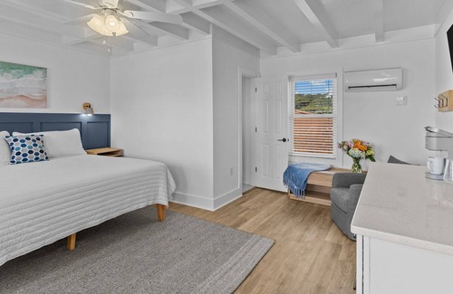 Yaupon Beach Condo | The Beach House at Oak Island 211: King Suite