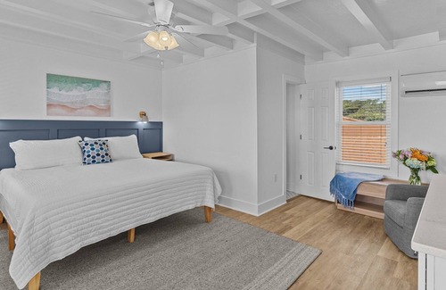 Yaupon Beach Condo | The Beach House at Oak Island 211: King Suite