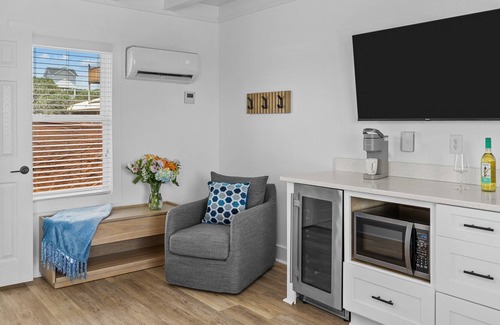 Yaupon Beach Condo | The Beach House at Oak Island 211: King Suite