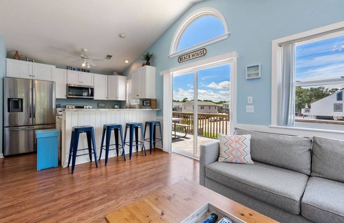 Colington House | The Coconut Cottage: 3-bedroom Soundside Cottage, Short Stays Anytime!