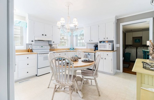Long Beach House | THE PERFECT BEACH HOUSE- Oak Island "Walk to the Pier"! LINENS INCLUDED!