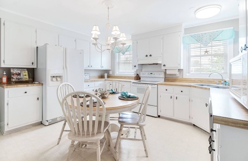 Long Beach House | THE PERFECT BEACH HOUSE- Oak Island "Walk to the Pier"! LINENS INCLUDED!