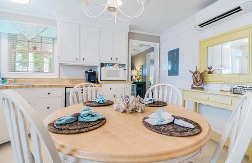 Long Beach House | THE PERFECT BEACH HOUSE- Oak Island "Walk to the Pier"! LINENS INCLUDED!