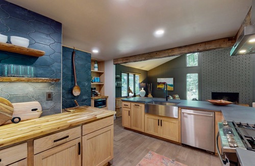 Pisgah Forest House | The Treehouse | Rustic-modern retreat in Pisgah Forest, professionally decorated
