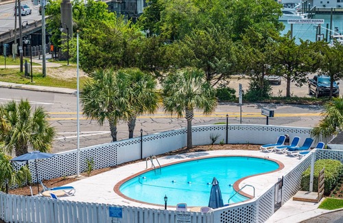 Airlie Condo | The Waterway 103: 2 Queens Studio with complex pool!