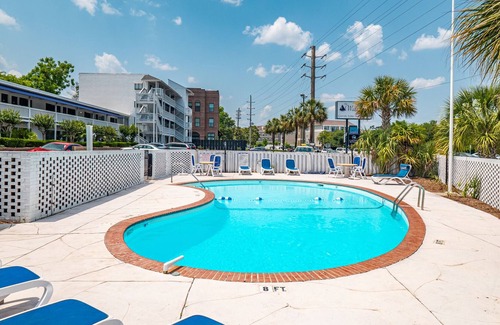 Airlie Condo | The Waterway 103: 2 Queens Studio with complex pool!